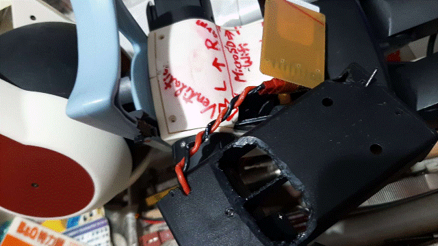 Robi2023.03.04_01_改造測試：[Robi洛比遙控_v1.3]因為[Flashair_WiFi_SD]卡片需要經常拔插_所以改變至方便拔插位置.gif